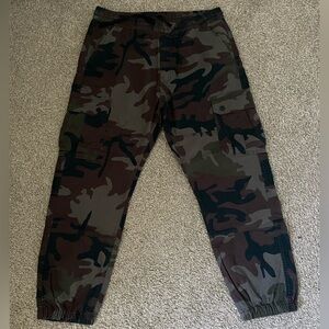 Levi’s 562 Loose Taper Camo Cargo Pants